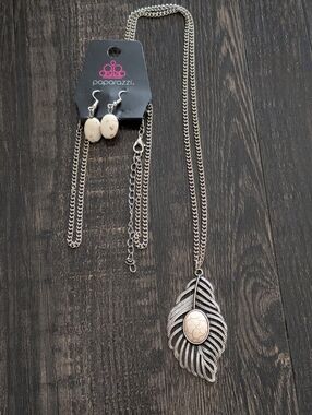 Paparazzi Silvertone Leaf Necklace & Earrings Set NWT